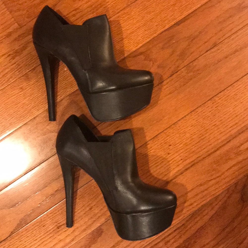 Steve Madden Black Platform Booties In Size 9 - image 3